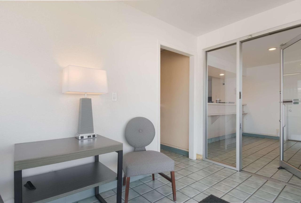 Econo Hotel 2*